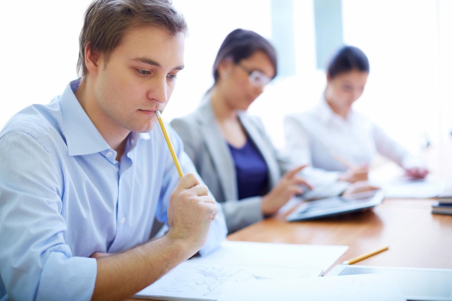 Finanzplanung Arbeitsplatz mit Unterlagen und Taschenrechner